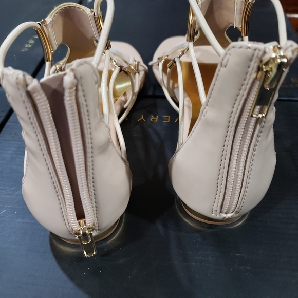 Very Volatile Clea Beige New in Box Rare Size 7 - Picture 3 of 7